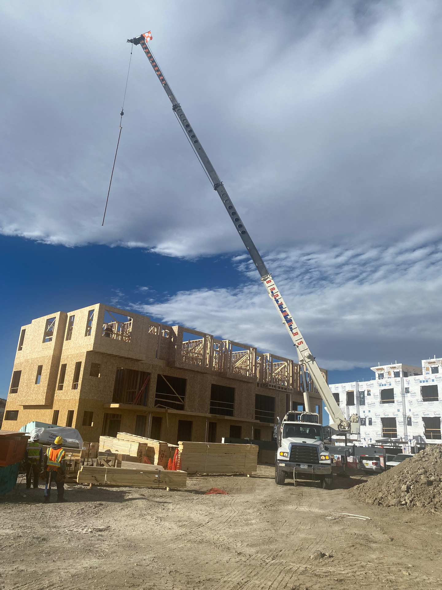 Grúa en Sitio — Framing Multifamiliar